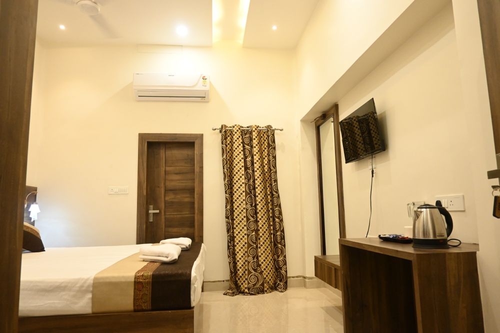 Manan  AC 102 || Manan Homestay