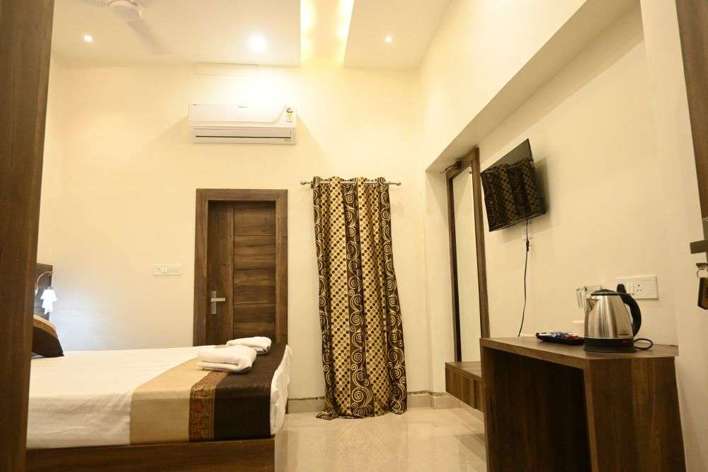 Manan  AC 103 || Manan Homestay